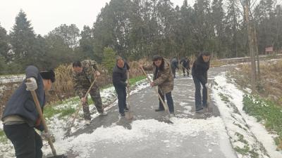 冰雪挡不住的“温暖”｜通城县政协办公室驻高冲村工作队积极加入铲冰除雪的工作中