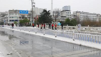视频-杨修伟到社区参加扫雪除冰行动 