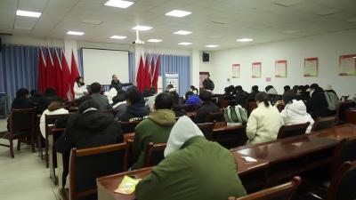 视频-通城县人社局包专车送100余名在隽实习生回家过年 