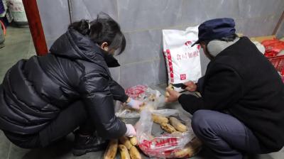 视频-通城：爱心企业家高速送温暖 滞留司机吃上热乎饭