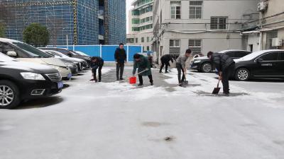 视频-刘中英带队清雪 除冰保畅通