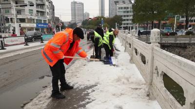 视频-通城县城管执法局：全员上阵 除雪保畅