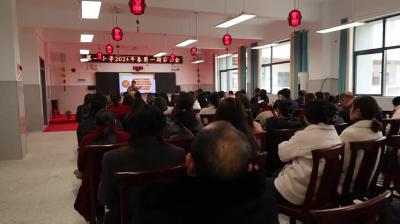 视频-家校携手向未来！通城县第一小学召开六年级家长会 