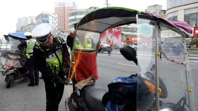 通城开展摩托车、电动车非法安装雨棚专项整治行动