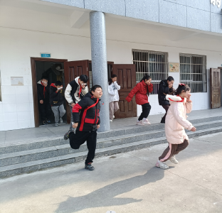 通城县四庄乡大源完小：以“练”为战 防患未“燃”
