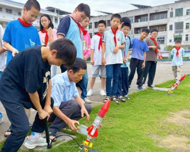 闪耀科技之梦 点燃科技之火—通城县沙堆中心完小科技活动掀起校园热潮