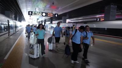 视频-20名通城留守儿童赴上海和父母团聚 这个暑假充实有意义 
