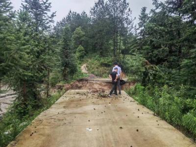 通城县石南镇：坚守阵地，全力做好暴雨后排险工作