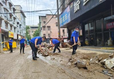 同心合力！通城支援兄弟县开展灾后清淤工作