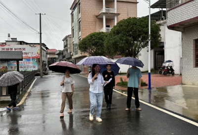 通城县大坪中心完小：雨中前行，家访连心