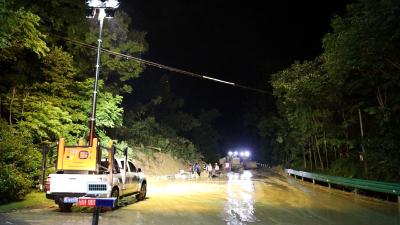 通城县挑灯夜战 冒雨抢通马鞍山滑坡路段