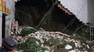 视频-通城县五里镇山体滑坡致房屋垮塌 所幸提前预警转移无人员伤亡