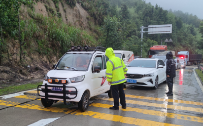 暴雨来袭，通城公安“雨”你同在