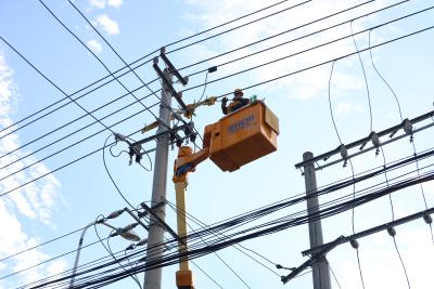 【新闻特写】高温下的坚守 致敬每一位烈日劳动者