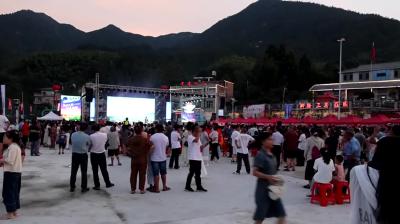 视频-通城：打卡帐篷露营季 品地方特色农产品 