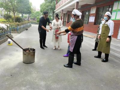 通城县关刀镇中心小学：开展消防疏散演练，守护校园师生安全