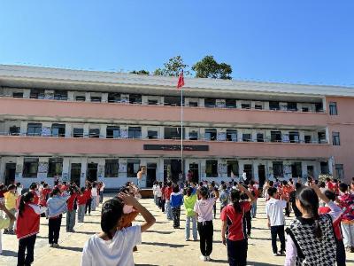 通城县沙堆镇天灯岭完小：传承红色基因•向国旗敬礼