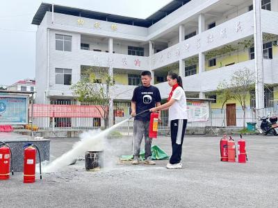 通城县北港镇前冲完小组织消防演练活动