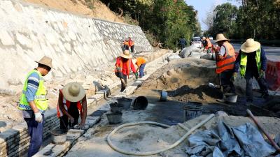 【国庆我在岗】坚守一线保畅通 公路养护不打烊