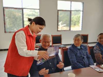 通城县马港镇九岭村：关爱老人 情暖重阳