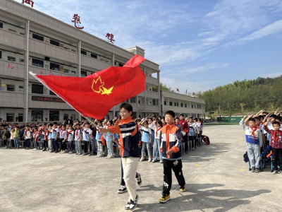 通城县马港镇中心完小：红领巾心向党，争做新时代好队员