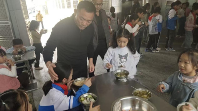 通城县四庄乡：“餐”与陪伴 “食”刻守护