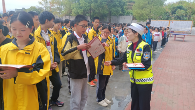 通城县北港镇北港中学开展交通安全宣讲活动