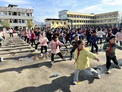 通城县四庄乡中心完小：阳光大课间，活力满校园