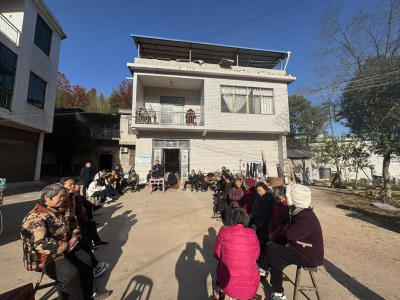 通城县四庄乡：屋场会开到家门口