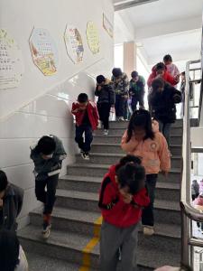 通城县大坪中心完小开展消防逃生演练活动