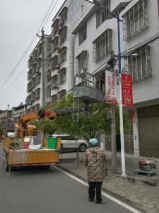 通城县石南镇：维修路灯解民忧 照亮道路保安全