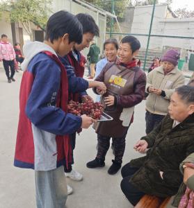通城县大坪乡杨部中学：青春暖夕阳 爱心在行动