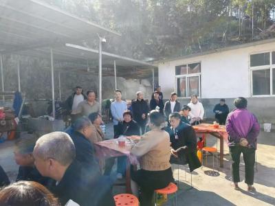 通城县麦市镇红石村：“连心饭”上话振兴