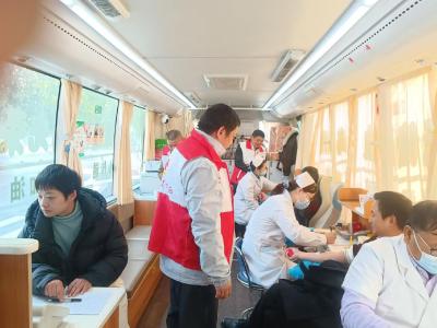 通城县纪委监委组织开展无偿献血活动