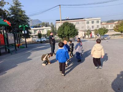 通城县大坪中心幼儿园防拐骗演练：萌娃上演“真人秀”