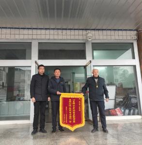 通城县麦市镇：为民办实事获群众雨中“告白”