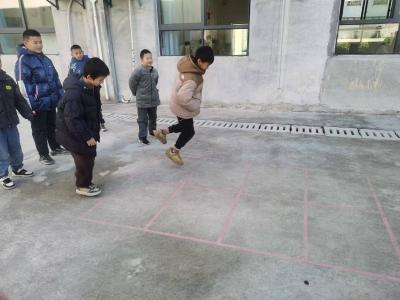 通城县石南镇中心完小积极开展大课间活动