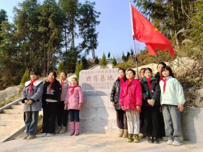 通城县麦市镇棋盘小学：师生共赴井堂村，追忆鸡笼山英烈