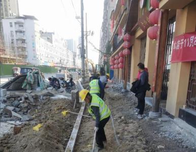 【我的城 在焕新】通城：赶工修路暖人心 商户锦旗表真情