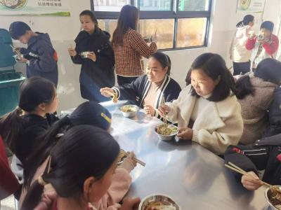 通城县大坪中心完小：欢迎家长陪餐
