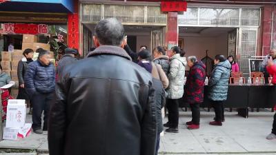 视频-通城县麦市镇：特色农产品展销与送春联共迎新春 
