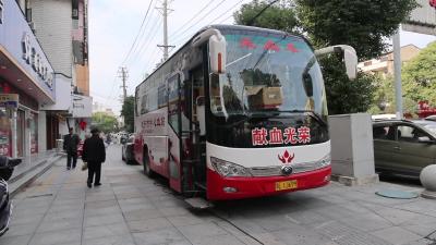 视频-通城县三单位联合开展无偿献血活动