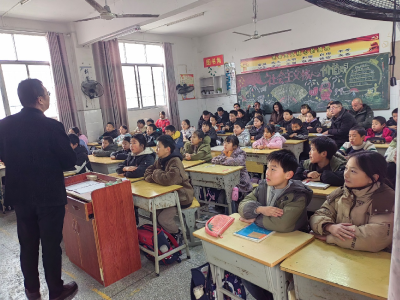 通城县石南镇中心学校思政课开讲啦
