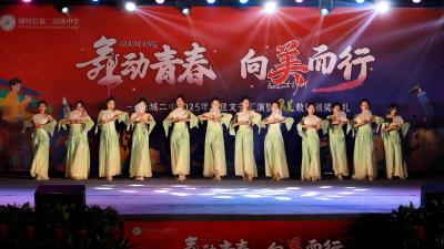 通城二中：元旦文艺汇演“燃爆”校园