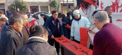 【移风易俗】通城县麦市镇：迎新春送春联 浓浓年味暖民心