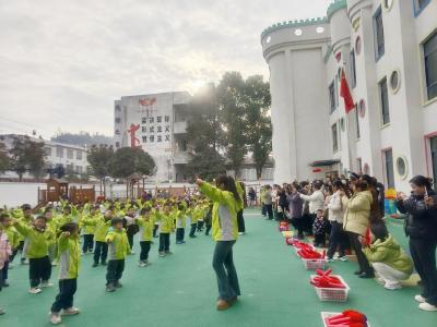 玩转户外体能 悦享趣味童年丨通城县麦市镇中心幼儿园开展体能展示活动