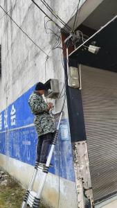 通城县沙堆镇九井社区：路灯线路维修，照亮居民回家路