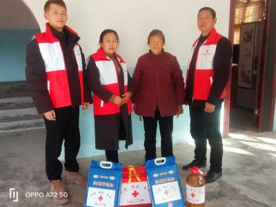 通城县马港镇：新春走基层 博爱送万家