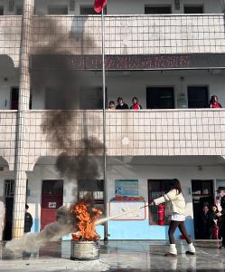 通城县沙堆中学：岁末鸣警钟，防患于未“燃”
