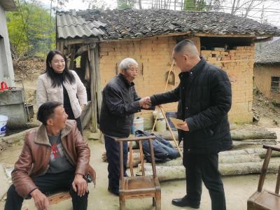 咸宁市水利和湖泊局、市农发行一行来通城县关刀镇棋盘村开展走访慰问活动